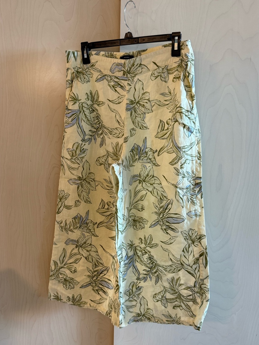 Tahari Yellow Floral Capris